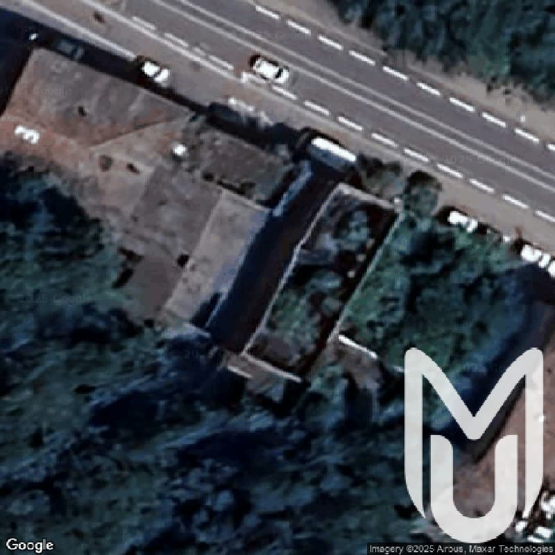 Grand garage sans toit