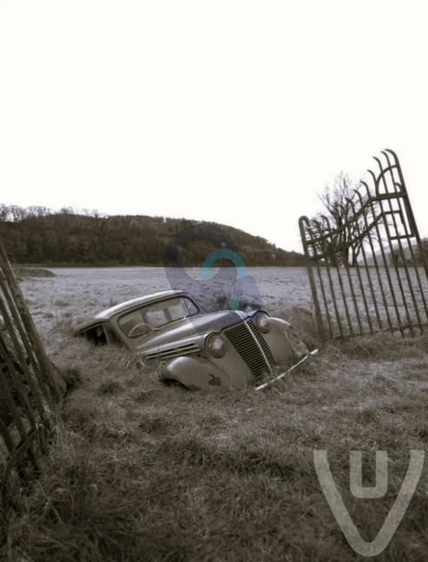 La voiture entre les clôtures
