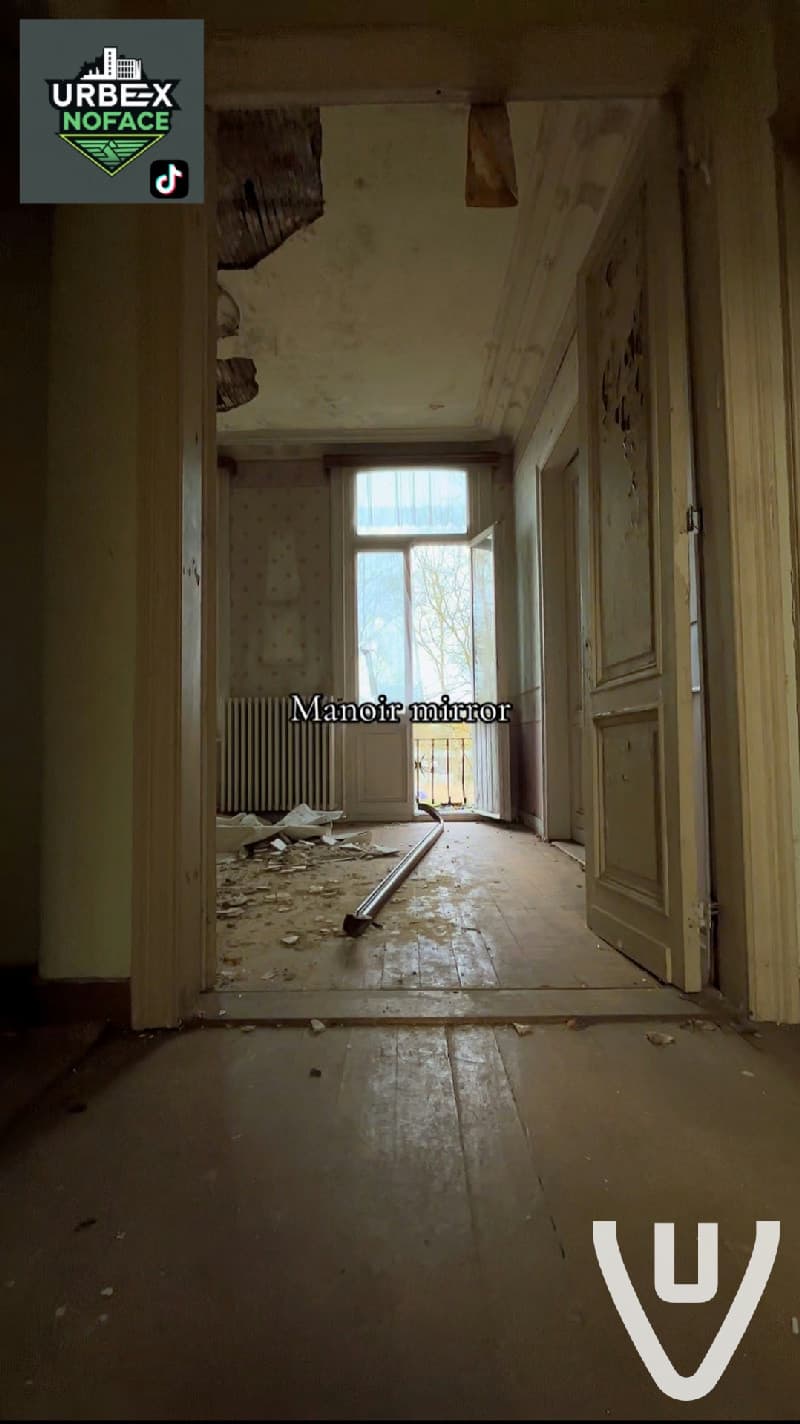 Manoir Mirror